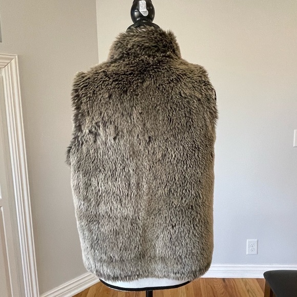 Outdoor Edition by Parkhurst faux fur vest in a size S/P mob wife fur brown - Picture 4 of 15